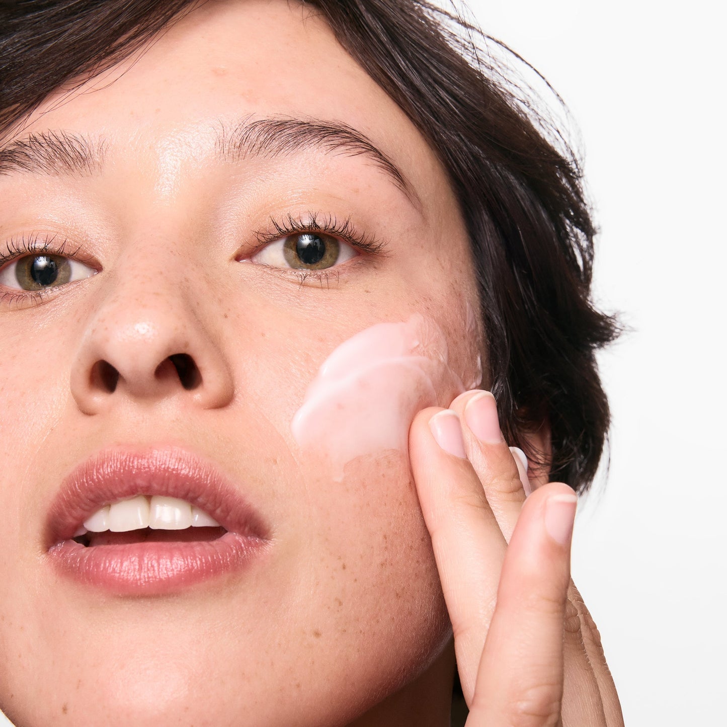 hydrating-cleanser-and-oil-free-moisturizer-duo-u2 01_LYDIA_12_APPLICATION_OMEGA_SUPERSIZE_036_1_8483aad9-c9a3-46f0-b735-539c739306ac.jpg